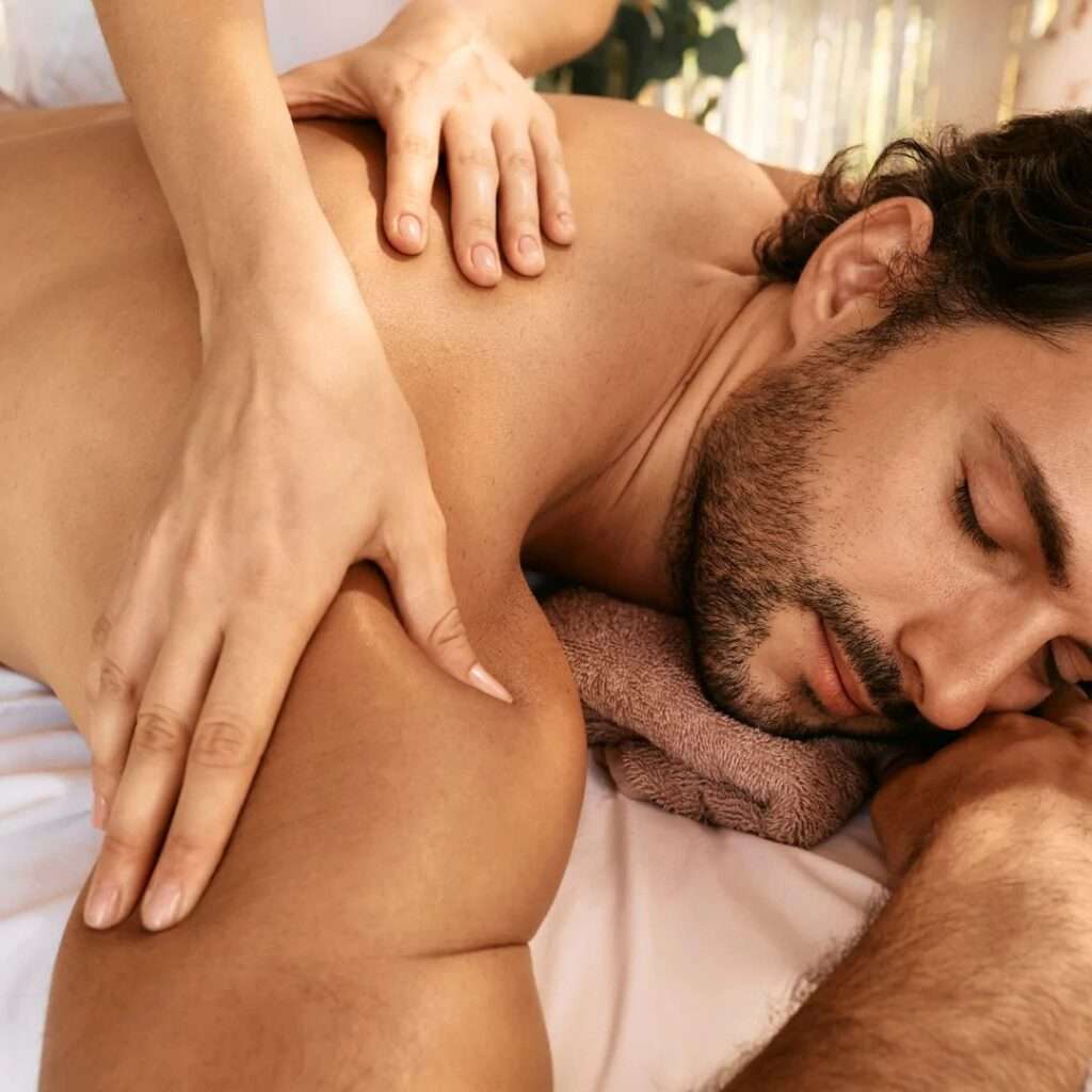 Mann får ryggmassasje hos Clinique Helene